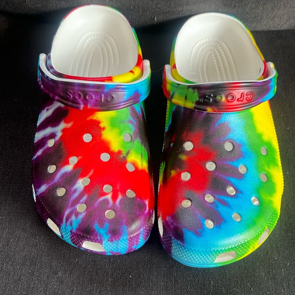 NEW Tie dyed CROCS. Sz 8/10